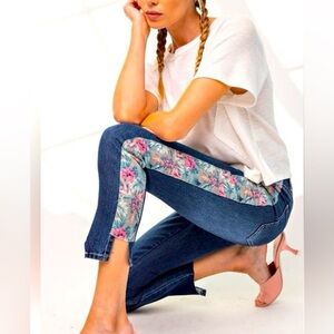 Easel Floral Accent Cropped Jeans NWT Size Small